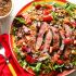 Ensalada de bistec con quinoa, fresas y salsa de jengibre