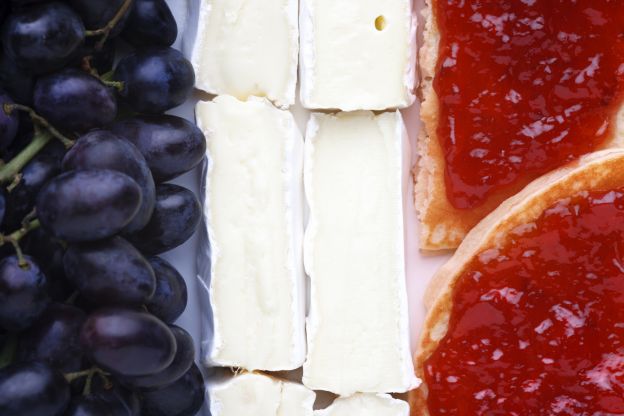 Queso con uvas y almendras