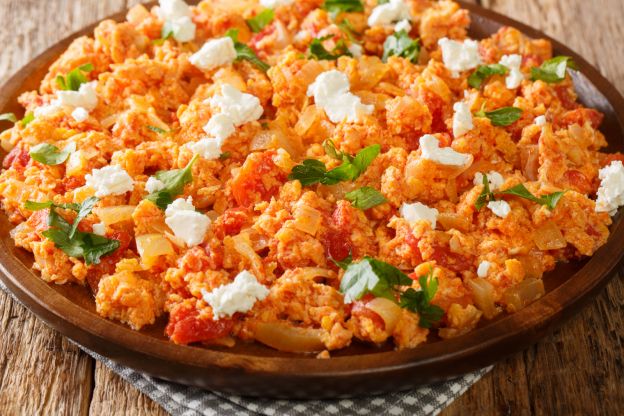 Huevos revueltos con tomate y pesto rojo