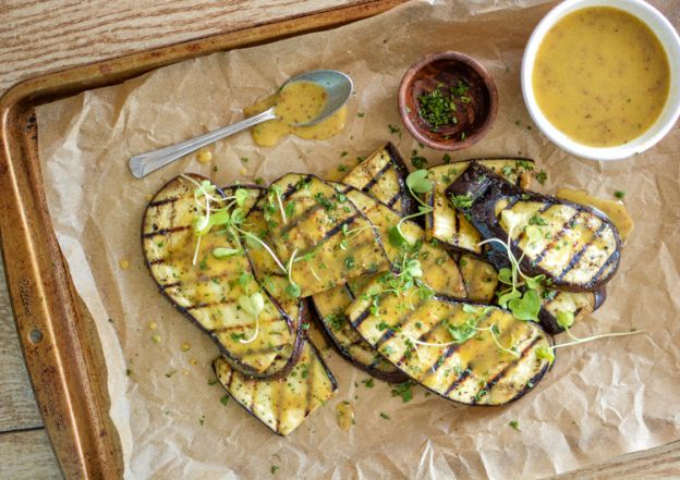 Ensalada de berenjena a la parrilla con vinagreta de mostaza