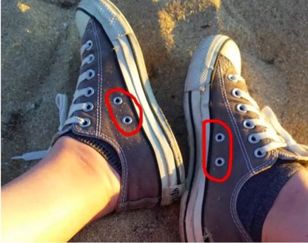 Los agujeros laterales de las zapatillas