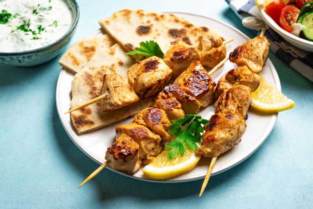 Brochetas griegas con tzatziki