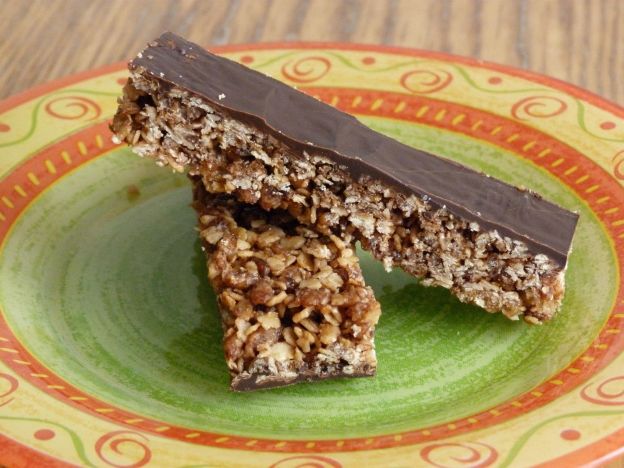 Barritas de arroz inflado con arándanos y chocolate