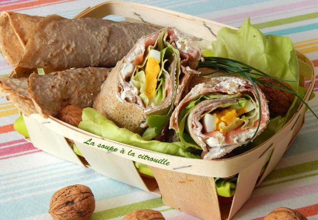 Wrap integral de queso Philadelphia, tomates secos, rúcula y jamón crudo