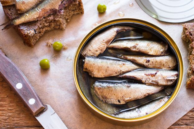 Lata de sardinas con salsa de frambuesa