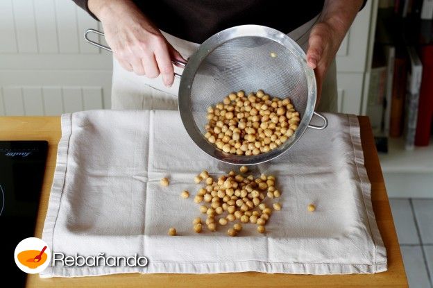 Aclara los garbanzos