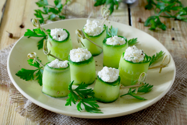 Rollitos de pepino con requesón