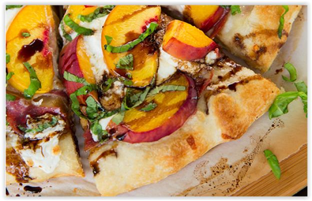 95. Pizza 3 quesos con melocotón y jamón