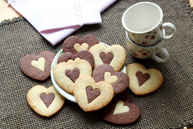 Galletas bicolores en forma de corazón