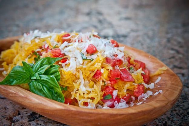 Spaghettis de calabaza con tomates y albahaca