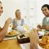 23. No dejes que todas tus reuniones sociales tengan que ver con comer y beber