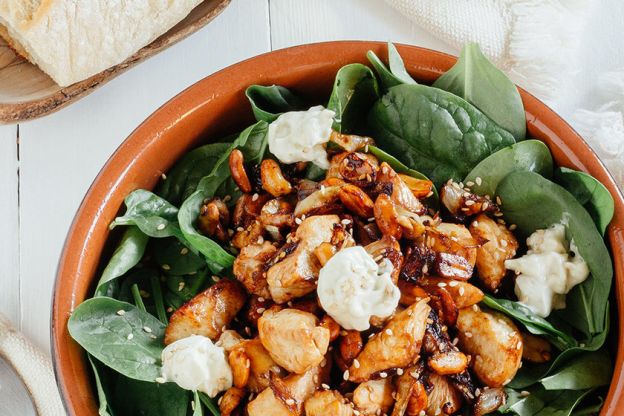 Ensalada de pollo con espinacas y queso