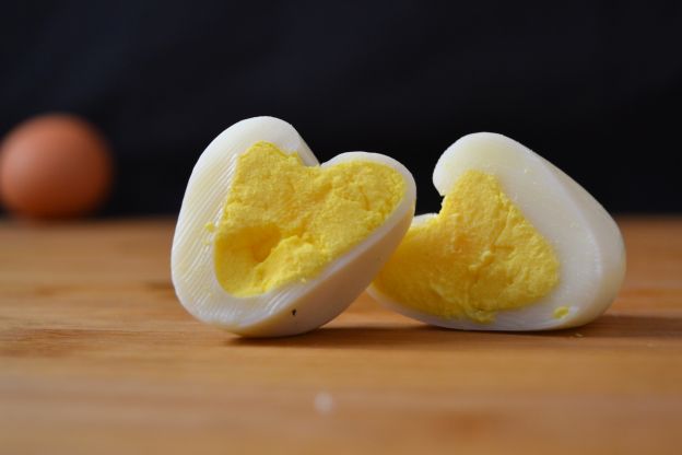 Hacer un huevo duro en forma de corazón