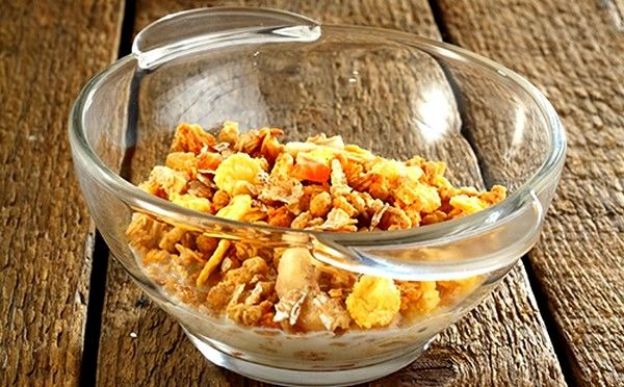 Queso fresco con granola y almendras
