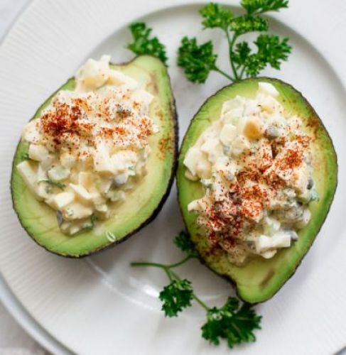 Aguacates rellenos de ensalada
