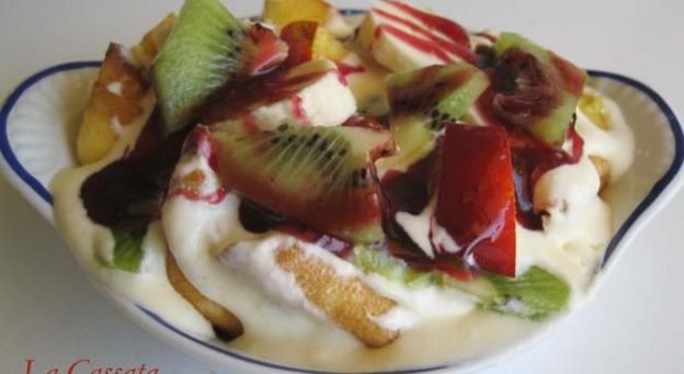 Crepe relleno de fruta y caramelo