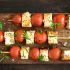 Brochetas de tomate y queso