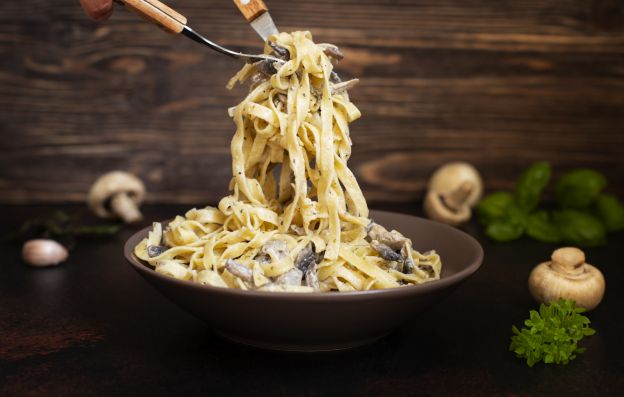 Pasta con setas y  crema de pecorino