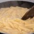 Cuece la pasta en un sartén
