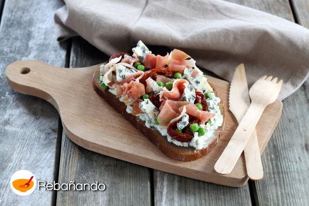 Bruschetta con queso azul y jamón serrano