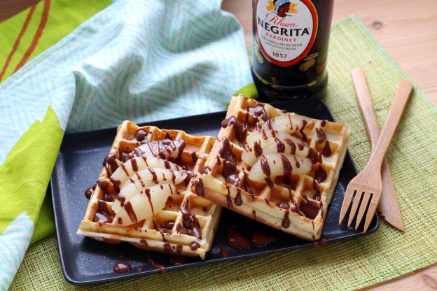 Gofres con pera y chocolate