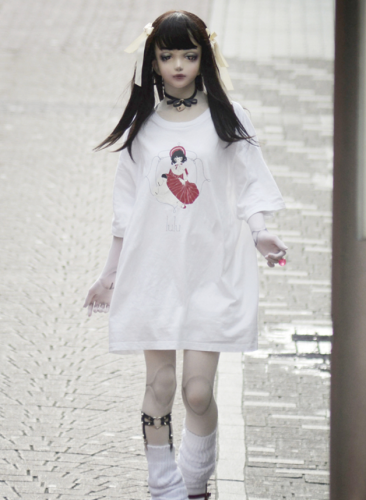 CAMINA POR LA CALLE PARA IR DE SHOPPING 