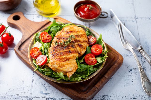 Ensalada de pollo y rúcula