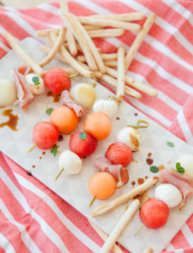 Brochetas de tomates cherry con bolitas de mozzarella