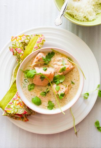 Salmón poché con salsa de leche de coco