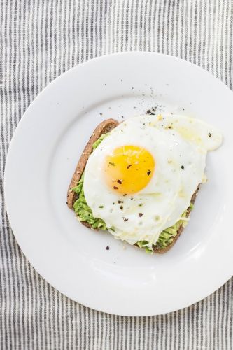 Tostada de aguacate y huevo