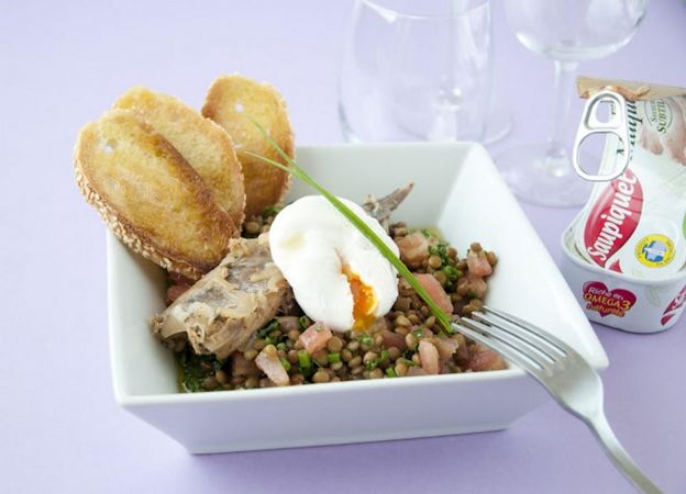 Ensalada de lentejas, caballa y huevo escalfado