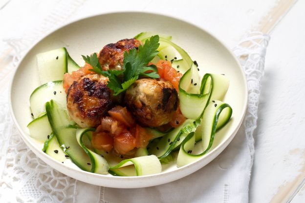 Linguini de pepino con albóndigas de pavo