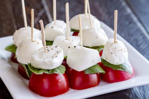 Brochetas caprese