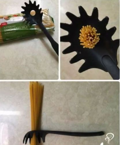 El agujero de la cuchara para servir pasta
