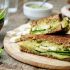 Bocadillo al pesto con aguacate y queso