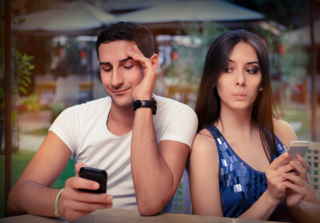 3.- JAMÁS LE MIRES EL MÓVIL