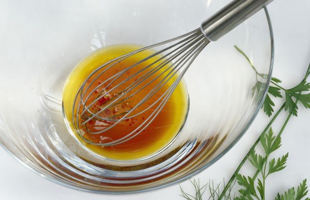 ¿Por qué no se mezclan el vinagre y el aceite?