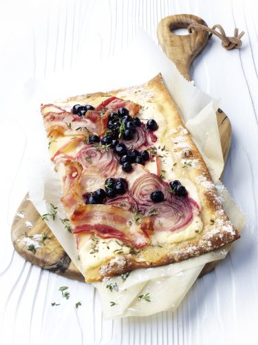 Flammkuchen con arándanos (tartaleta flambeada)
