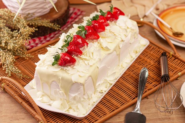 Tarta mousse de chocolate blanco con mora azul