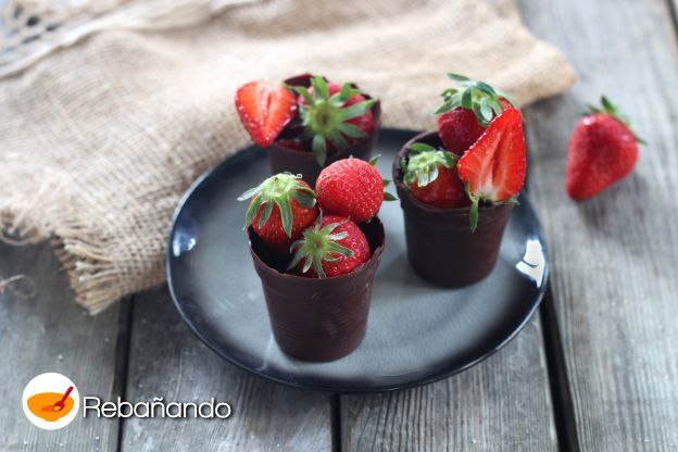 Vasitos de chocolate y fresas