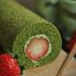 Rollo con matcha y fresas