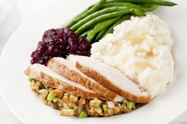 La cantidad de calorías que consume la mayoría de las personas para la cena de Acción de Gracias es ...
