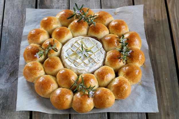 Corona de brioche con camembert