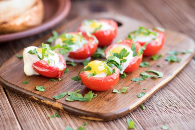Huevos de codorniz en tomates