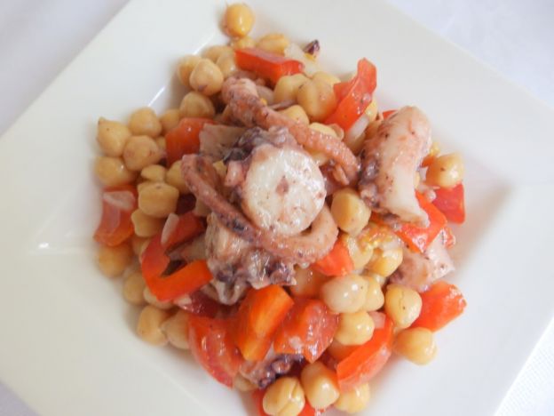 ensalada de garbanzoz con pulpo y pimientos