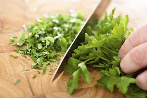 Hierbas y también cebollas o chalotas