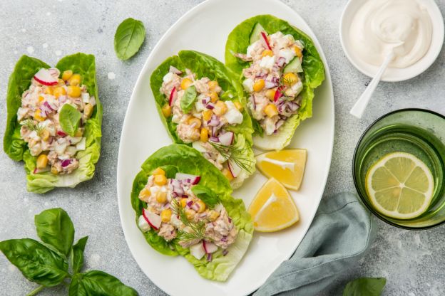 Tacos de lechuga con ensaladilla de atún