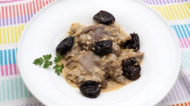 pies de cerdo con ciruelas