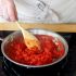 Poner la salsa de tomate a la pizza sin dejar que reduzca