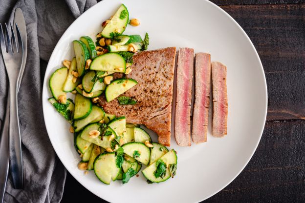 Filete de atún con ensalada de pepino